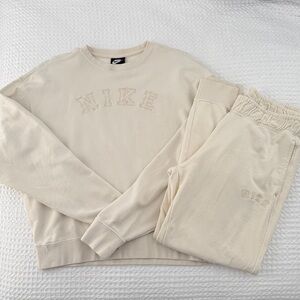 Nike Crewneck Sweatshirt and Sweatpants Set